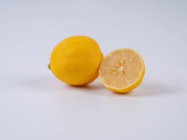 Beyaz arka planda izole edilmiş taze sarı limon meyvesi dilimleri..