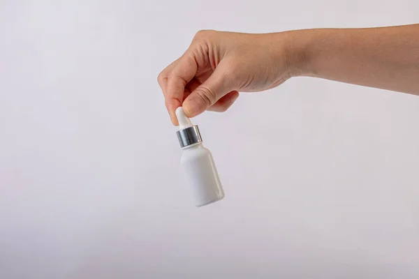 Uma Garrafa Conta Gotas Vidro Branco Mão Sobre Fundo Transparente — Fotografia de Stock