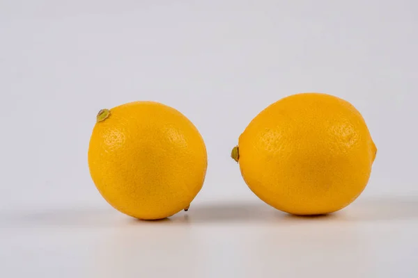 Verse Schijfjes Geel Citroenlimoenfruit Geïsoleerd Witte Achtergrond — Stockfoto