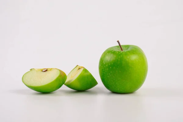Spadający Zielony Plaster Jabłka Izolowany Białym Tle — Zdjęcie stockowe