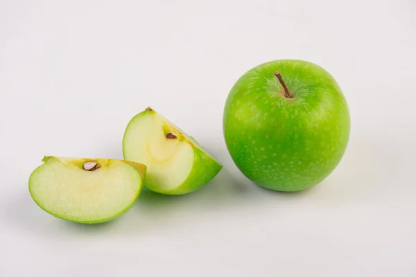 Spadający Zielony Plaster Jabłka Izolowany Białym Tle — Zdjęcie stockowe