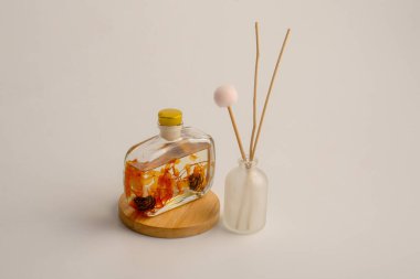 Beyaz arka planda izole edilmiş çubuklu dağıtıcı şişeleri