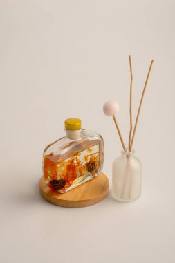 Beyaz arka planda izole edilmiş çubuklu dağıtıcı şişeleri