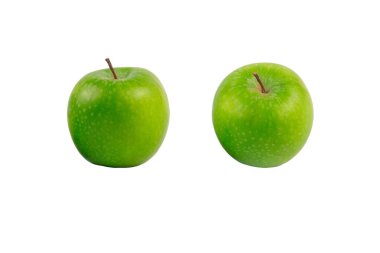 Düşen yeşil elma dilimi beyaz arkaplanda izole edilmiş.