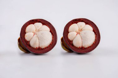 Tayland 'da Meyve Kraliçesi. Taze mangosteen meyvesi ve beyaz arka planda izole edilmiş yarım mangosteen. Yakın plan. 