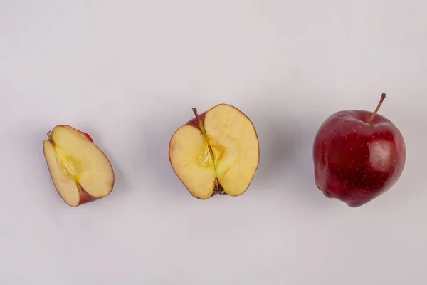 Świeże Owoce Zielonego Czerwonego Jabłka Pocięciem Pół Plasterkiem Izolowanym Białym — Zdjęcie stockowe