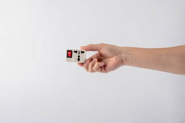 Beyaz arkaplanda el ve elektrik prizi.