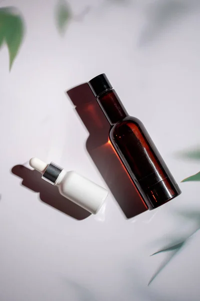 Kosmetikflaschen Aus Dunklem Bernsteinglas Auf Weißem Hintergrund — Stockfoto