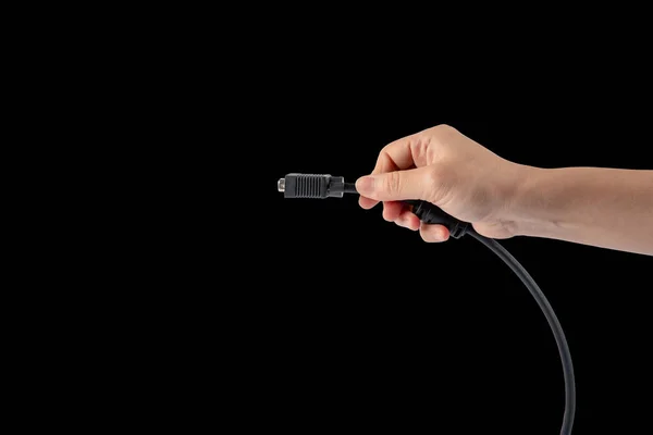 在黑色背景上隔离的手和Vga电缆连接器 — 图库照片