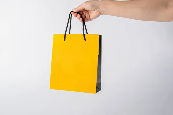 Žluté Papírové Tašky Ruce Pro Nakupování Izolované Bílém Pozadí — Stock fotografie