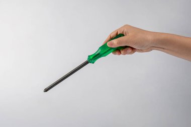 Beyaz arkaplanda el ve tornavida araçları