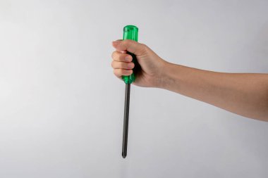 Beyaz arkaplanda el ve tornavida araçları