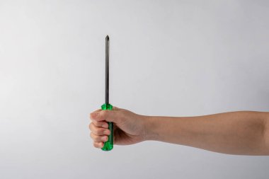 Beyaz arkaplanda el ve tornavida araçları