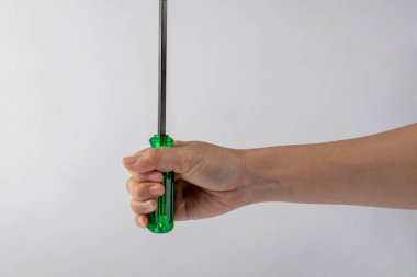 Beyaz arkaplanda el ve tornavida araçları