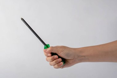 Beyaz arkaplanda el ve tornavida araçları