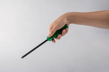 Beyaz arkaplanda el ve tornavida araçları