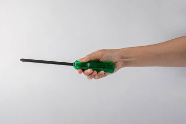 Beyaz arkaplanda el ve tornavida araçları