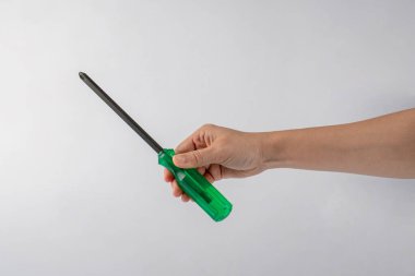 Beyaz arkaplanda el ve tornavida araçları