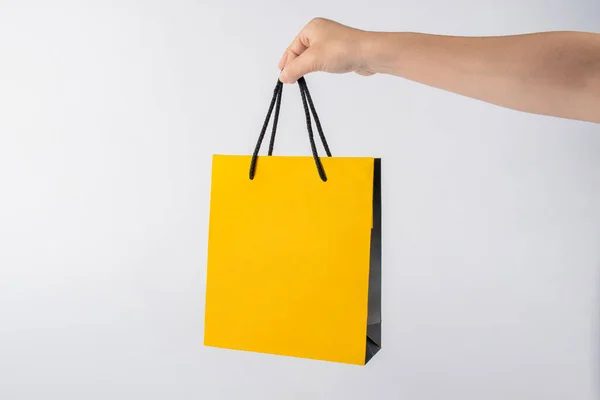 Gelbe Papiertüten Der Hand Zum Einkaufen Isoliert Auf Weißem Hintergrund — Stockfoto