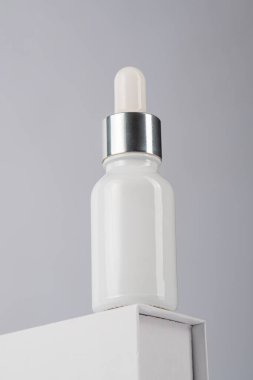 Beyaz arka planda beyaz cam damlalar. 