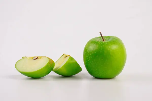 Świeże Zielone Jabłka Izolowane Białym Tle — Zdjęcie stockowe