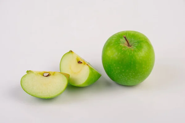 Čerstvé Zelené Jablka Izolované Bílém Pozadí — Stock fotografie