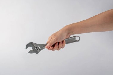 El ve İngiliz anahtarı beyaz arkaplanda izole edilmiş..