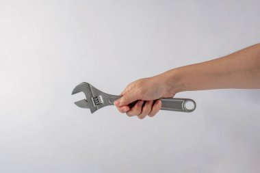 El ve İngiliz anahtarı beyaz arkaplanda izole edilmiş..