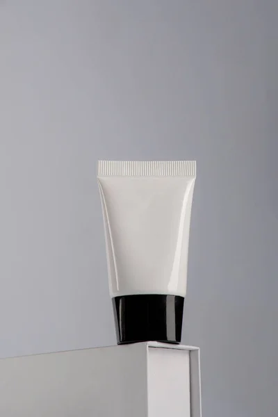 Kosmetisk Produkt Tub Flaska Lotion Eller Serum Vit Bakgrund — Stockfoto
