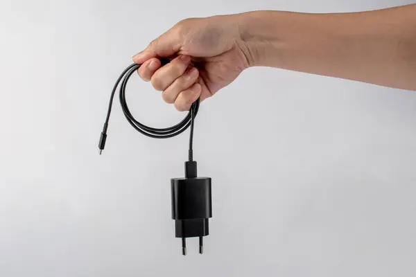 핸드와 Usb 케이블 어댑터 Usb 플러그 케이블 배경에 액세서리 충전기 — 스톡 사진