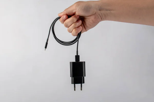 핸드와 Usb 케이블 어댑터 Usb 플러그 케이블 배경에 액세서리 충전기 — 스톡 사진