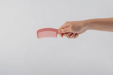 Pembe saç tarağı beyaz arkaplanda izole edildi