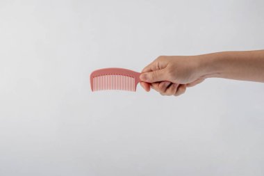 Pembe saç tarağı beyaz arkaplanda izole edildi