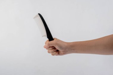 El ve saç tarağı beyaz arkaplanda izole edilmiş.