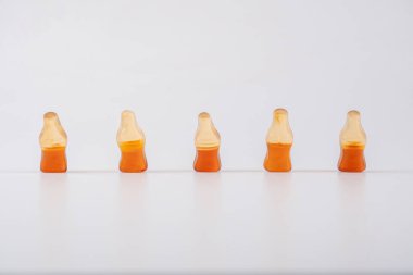 Cola cola şişeleri, beyaz arka plan üzerinde izole şeklinde sakızlı reçel aromalı.