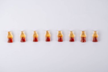 Cola cola şişeleri, beyaz arka plan üzerinde izole şeklinde sakızlı reçel aromalı.