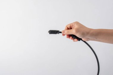 El ve VGA kablo bağlantısı beyaz arkaplanda izole edildi.