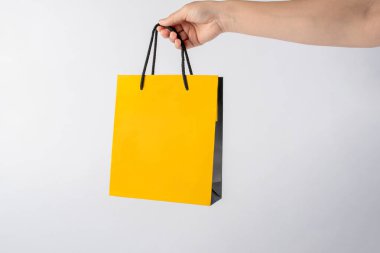 Beyaz arka planda izole edilmiş alışveriş için sarı kağıt poşetler.