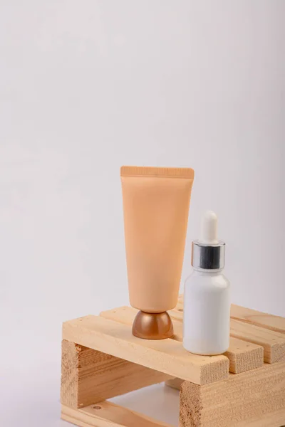 Kosmetikprodukt Tube Flasche Lotion Oder Serum Auf Weißem Hintergrund — Stockfoto