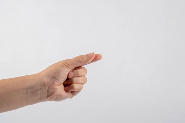 Beyaz arka planda baş parmak hareketi gösteren bir kadın eli