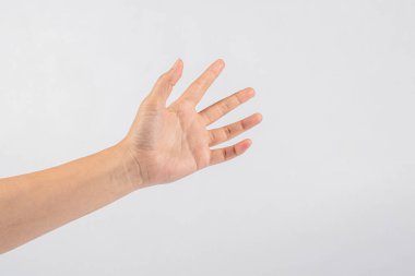 Beyaz arka planda baş parmak hareketi gösteren bir kadın eli