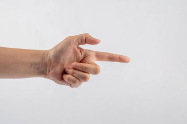 Beyaz arka planda baş parmak hareketi gösteren bir kadın eli