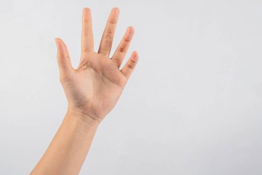 Beyaz arka planda baş parmak hareketi gösteren bir kadın eli