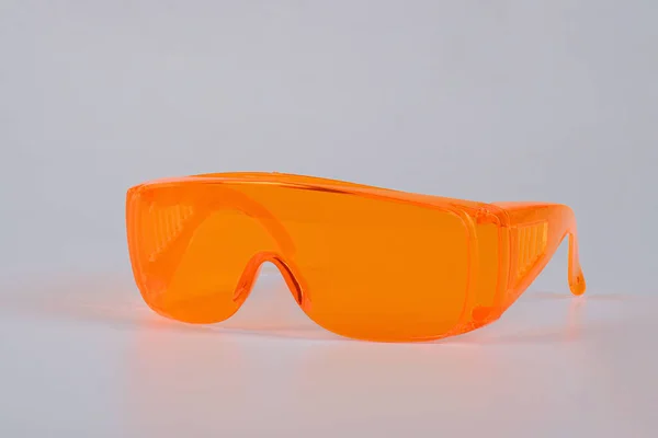 白色背景的橙色太阳镜 — 图库照片