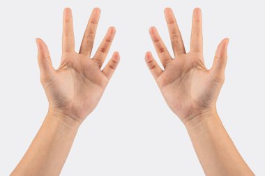 Beyaz arka planda baş parmak hareketi gösteren bir kadın eli