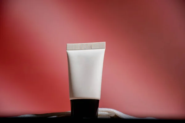 Hand Und Kunststoff Weiße Tube Für Creme Oder Lotion Hautpflege — Stockfoto