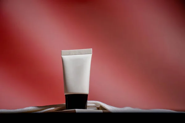 Hand Und Kunststoff Weiße Tube Für Creme Oder Lotion Hautpflege — Stockfoto