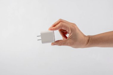 El ve USB kablo adaptörü, USB tip A C evrensel dolgu kablosu, cep telefonu aksesuarı beyaz arka planda izole edildi.