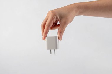 El ve USB kablo adaptörü, USB tip A C evrensel dolgu kablosu, cep telefonu aksesuarı beyaz arka planda izole edildi.