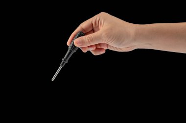 Siyah arkaplanda el ve tornavida araçları